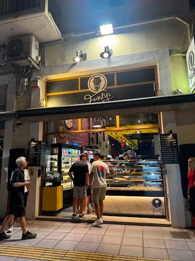 Πίτσα Funky's έτοιμη για σερβίρισμα